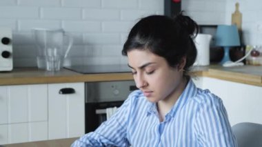Portreyi kapat güzel Hintli iş kadını bilgisayarını kullanarak geç saatlere kadar çalışıyor internette beyin fırtınası yapıyor ekrandaki bilgilere bakıyor.