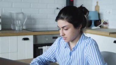 Ofiste ya da evde bilgisayarla çalışan Hintli genç iş kadını müşterilerle iletişim kuruyor. Odaklanmış başarılı Hindu kadın uluslararası şirket çalışanı proje ile meşgul.