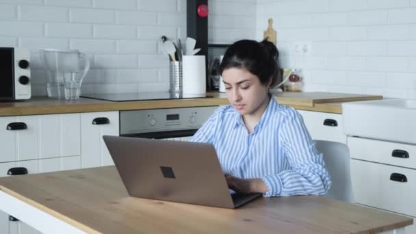 Concentrado Millennial Mulher Indiana Trabalhando Computador Casa — Vídeo de Stock