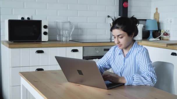 Серйозна Індійська Бізнес Леді Використовуючи Ноутбук Мислення Дивлячись Вдома — стокове відео