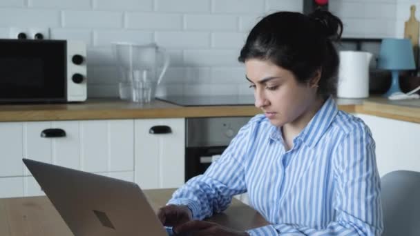 Skoncentrowany Millennial Indian Kobieta Studentka College Wykonywanie Zadania Uniwersyteckiego — Wideo stockowe