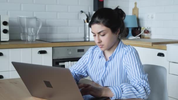 Gros Plan Jeune Indienne Travaillant Sur Ordinateur Utilisant Pavé Tactile — Video