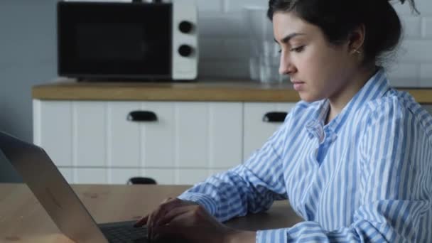 Joven Chica India Trabajando Ordenador Casa Sentado Una Cocina Luminosa — Vídeos de Stock