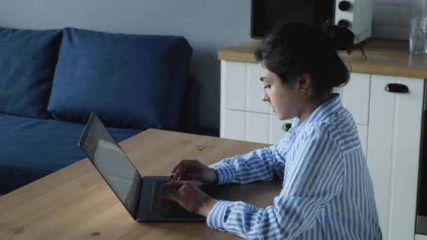 Vista Cerca Una Joven India Sonriente Con Una Camisa Rayas — Vídeos de Stock