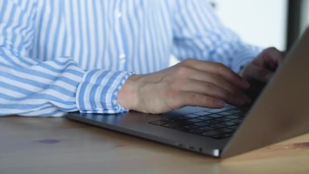 Fechar Mãos Digitando Teclado Uma Jovem Indiana Uma Camisa Listrada — Vídeo de Stock