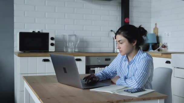 Concentrado Millennial Mulher Indiana Trabalhando Computador Casa Menina Sorrindo Uma — Vídeo de Stock