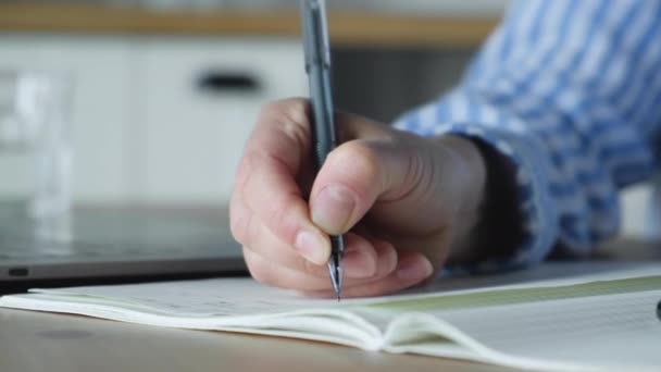 Primer Plano Mano Una Mujer Sosteniendo Una Pluma Escribiendo Notas — Vídeos de Stock