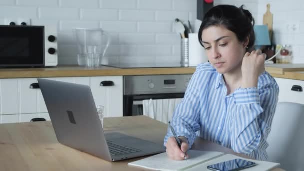 Ung Indisk Kvinna Arbetar Dator Och Göra Anteckningar Anteckningsbok Sitter — Stockvideo