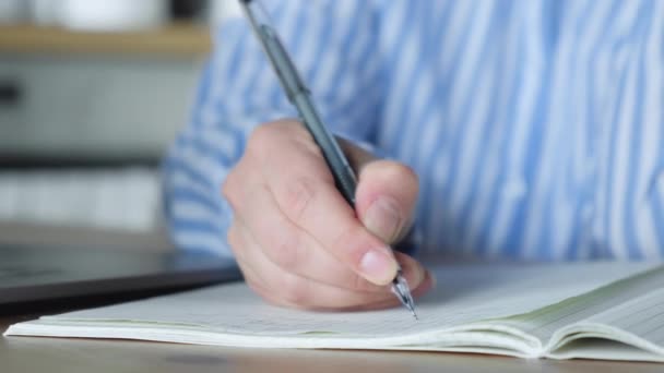 Primer Plano Mano Una Mujer Sosteniendo Una Pluma Escribiendo Notas — Vídeo de stock