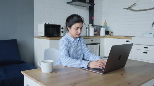 키친에 의자에 컴퓨터 온라인에 일하는 — 비디오