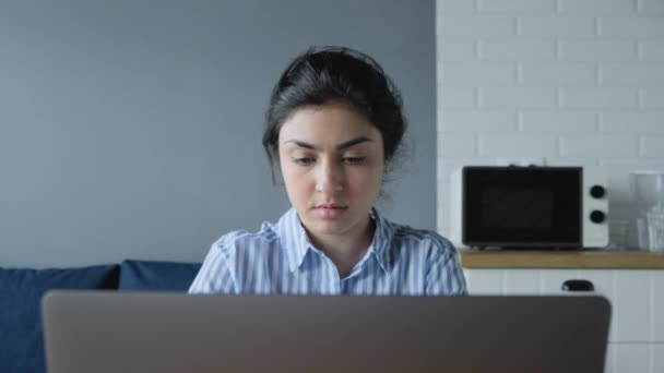 Retrato Indiana Freelance Mulheres Negócios Inteligentes Desgaste Casual Usando Laptop — Vídeo de Stock