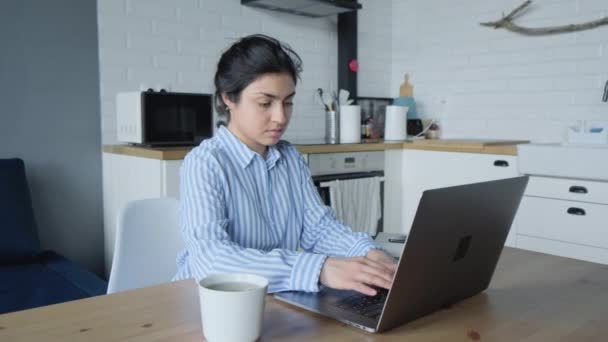 Vista Lateral Concentrada Joven Mujer Negocios India Que Trabaja Computadora — Vídeos de Stock