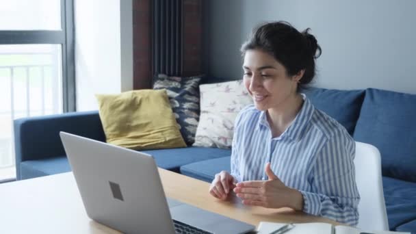 Wanita Muda Indian Yang Sukses Merayakan Kemenangan Dengan Melihat Laptop — Stok Video