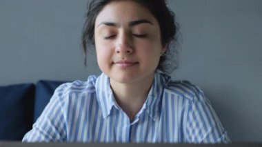 Neşeli genç bir Hintli kadın başarılı bir ortaktan mektup gördü ve bir ödül kazandı.