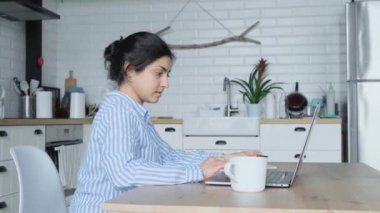 Ofiste ya da evde bilgisayarla çalışan Hintli genç iş kadını müşterilerle iletişim kuruyor. Odaklanmış başarılı Hindu kadın uluslararası şirket çalışanı proje ile meşgul.