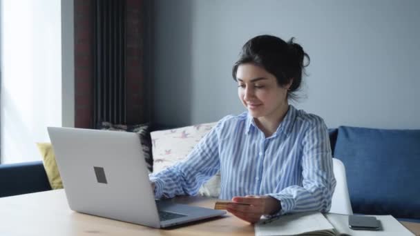 Επιχειρηματίας Ψωνίζει Online Κορίτσι Που Κάνει Online Πληρωμή Πιστωτική Κάρτα — Αρχείο Βίντεο
