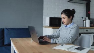 Düşünceli düşünceli Hintli kadın dizüstü bilgisayarda çalışıyor ev ofisinde düşünme problemi yaşıyor, ciddi kadın ilham arıyor fikir yoksunluğu çekiyor, görüşü kapatıyor.