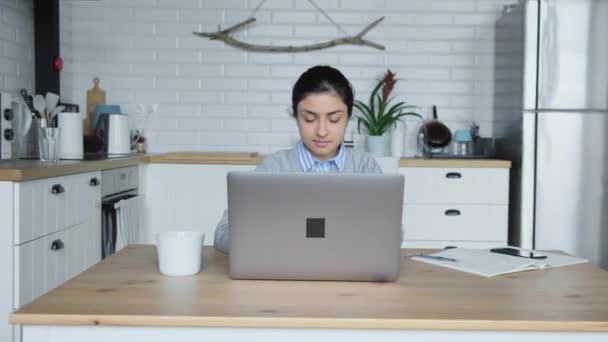 인디언 소녀가 컴퓨터로 노트를 만들다 Notebook 그녀는 부엌에서 — 비디오