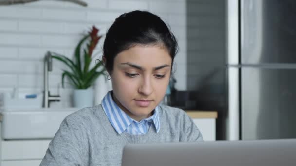 Närbild Ung Indisk Kvinna Som Arbetar Hemma Gör Uppgifter Datorn — Stockvideo