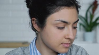 Ciddi Kendine Güvenen Genç Hintli Etnik İş Kadını Profesyonel Kapanış Portresi