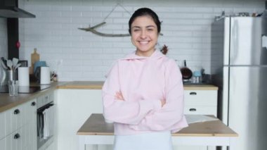 Güzel, güler yüzlü, kendine güvenen, genç, Hintli etnik kadın. Güzel yüz evde yalnız poz veriyor.
