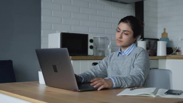 여성이 컴퓨터로 일하고 터치패드를 사용하고 회사의 메시지를 입력하고 고객들과 의사소통을 — 비디오