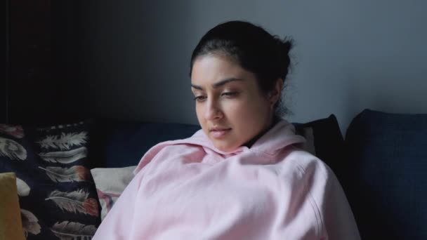Une Jeune Femme Indienne Est Assise Sur Canapé Maison Travaille — Video