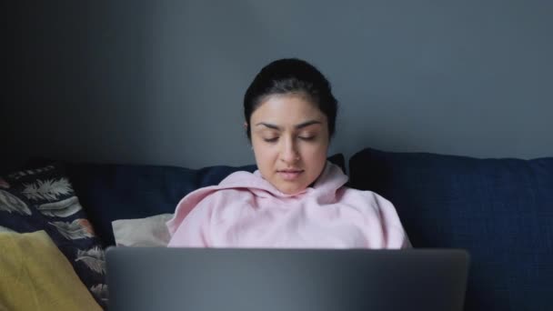 Milenyum Kadını Evde Dizüstü Bilgisayar Kullanarak Çalışıyor Bilgisayarda Web Kamerasıyla — Stok video