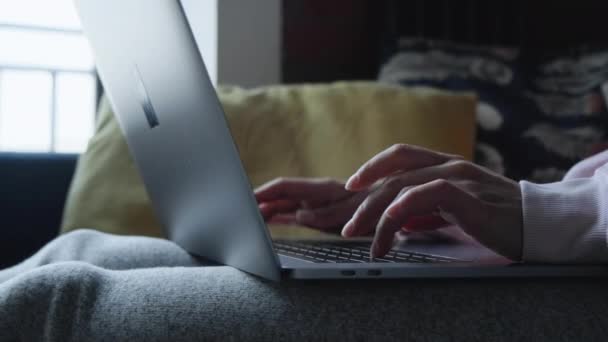 Close Mãos Femininas Digitando Teclado Laptop Jovem Mulher Usando Laptop — Vídeo de Stock