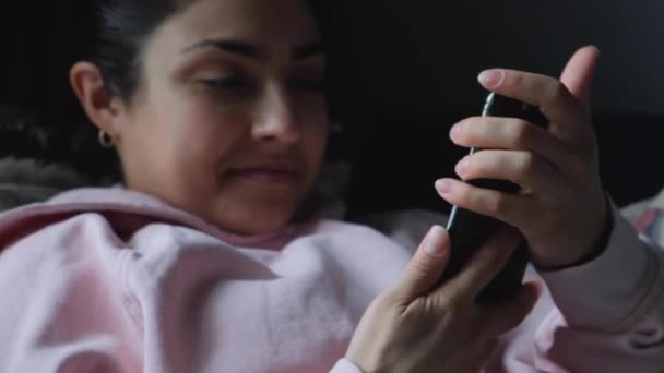 Jeune Femme Couchée Sur Canapé Dans Salon Utilisant Téléphone Portable — Video