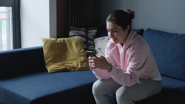 Gülümseyen Olgun Bir Kadın Akıllı Telefon Kullanarak Sohbet Ediyor Evde — Stok video