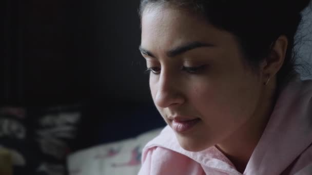Gros Plan Portrait Une Jeune Indienne Utilisant Téléphone Intelligent Ligne — Video
