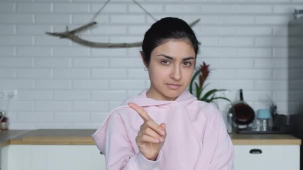 Genç Bir Hintli Kadın Aydınlık Bir Odada Duruyor Parmağıyla Işaret — Stok video