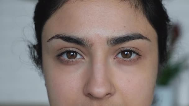 Vackra Kvinnor Ögon Öppnas Medan Tittar Kamera Attraktiv Flicka Med — Stockvideo