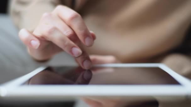 Close Uma Jovem Mulher Indiana Usando Tablet Tocando Tocando Tela — Vídeo de Stock
