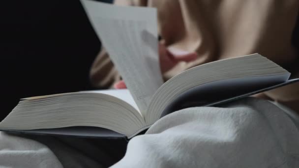 Mujer India Sonriente Leyendo Libro Sentado Cerca Sofá Casa Disfrutando — Vídeo de stock