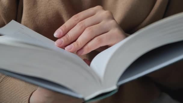 Lindas Mãos Modelo Jovem Virando Páginas Livro — Vídeo de Stock