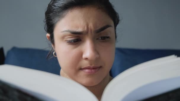 Detailní Záběr Mladé Indické Ženy Ležící Pohovce Úsměvem Čtou Knihu — Stock video