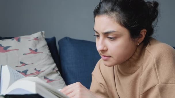 Primer Plano Una Joven India Sentada Junto Sofá Leyendo Cuidadosamente — Vídeo de stock