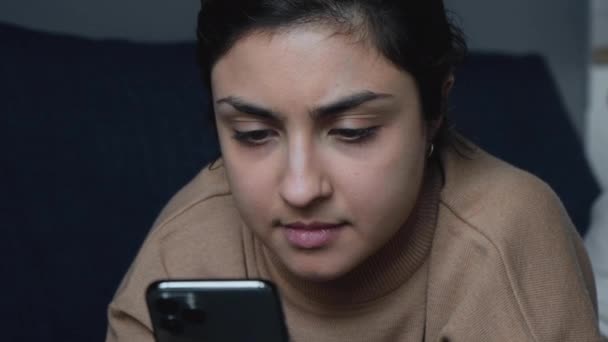 Gros Plan Une Jeune Indienne Allongée Sur Lit Aide Téléphone — Video