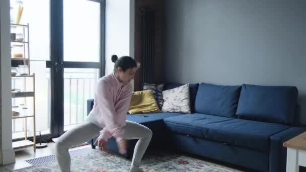 一位年轻的印度女芭蕾舞演员在家里跳舞并做出不同的动作 — 图库视频影像