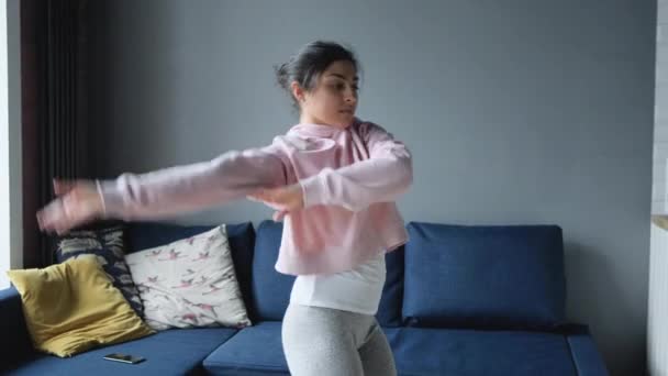 Прекрасна Індійська Дівчина Танцівниця Виконує Елементи Класичного Балету Дизайні Лофта — стокове відео