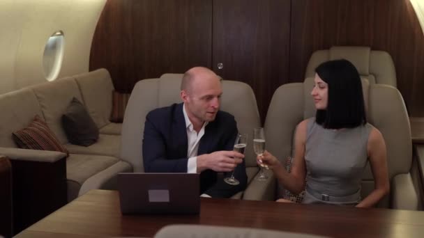 Unga Par Man Kvinna Clink Glasögon Och Dricka Champagne Kvinna — Stockvideo