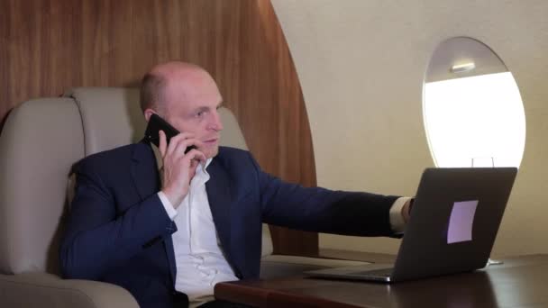 Close Young Businessman Praca Komputerze Mówienie Przez Telefon Latanie Własnym — Wideo stockowe