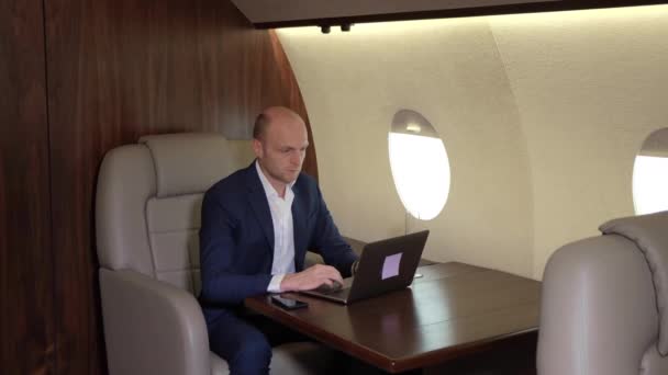 Fiatal Üzletember Számítógép Használata Laptop Üzleti Repül Saját Személyi Repülőgép — Stock videók