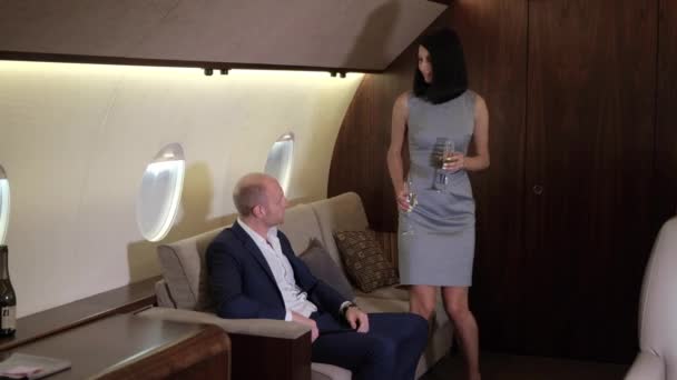 Een Jong Zakenechtpaar Dat Bank Zit Hun Zakenvliegtuig Drinkt Champagne — Stockvideo