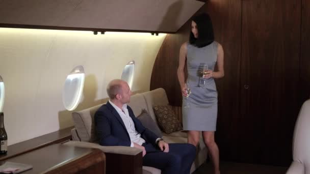 Ett Ungt Affärspar Sitter Soffan Sin Verksamhet Jet Dricker Champagne — Stockvideo