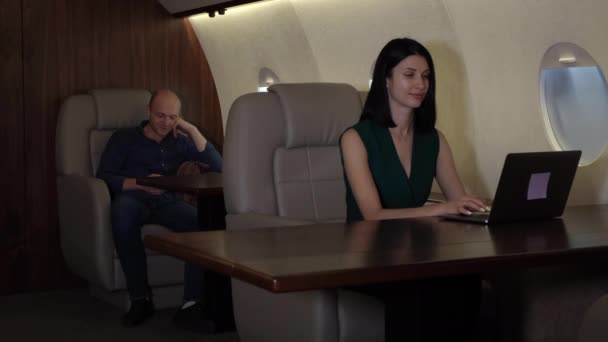 Een Jong Zakenpaar Dat Vliegt Hun Privéjet Business Jet Een — Stockvideo