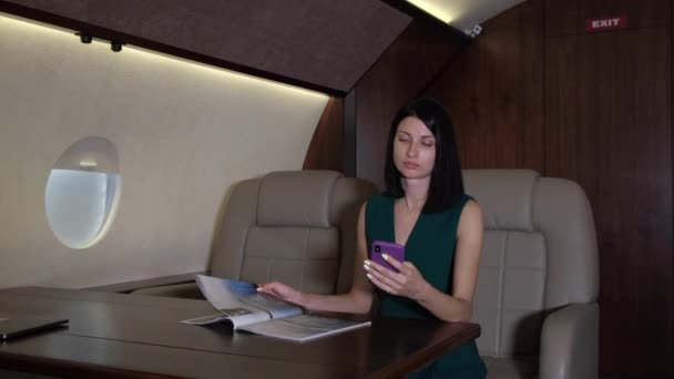 Fille Utilise Smartphone Intérieur Avion Jeune Femme Travailler Sur Ordinateur — Video