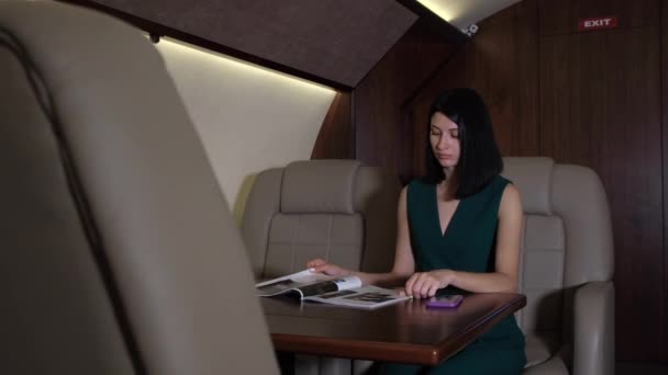 Mladá Obchodní Žena Vypadá Magazine Works Flies Her Business Jet — Stock video